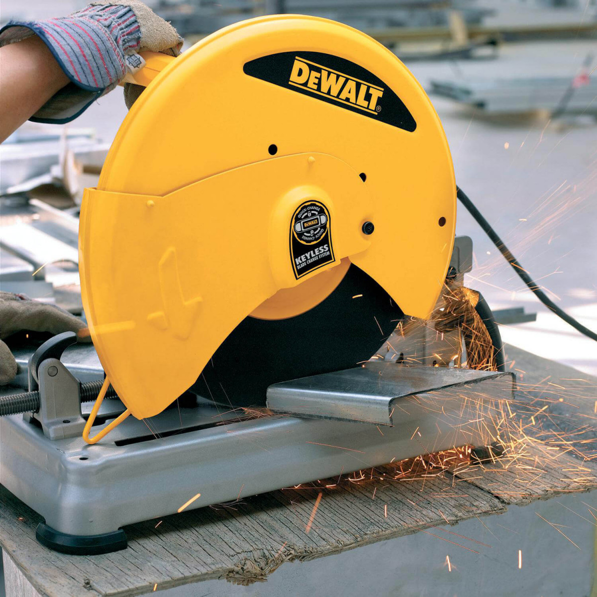 Пила монтажна мережева DeWALT 2200Вт, 350 мм (D28715) Пила монтажна мережева DeWALT 2200Вт, 350 мм (D28715)