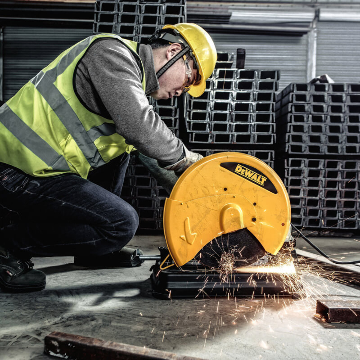Пила монтажна мережева DeWALT 2300Вт, 355 мм (D28730) Пила монтажна мережева DeWALT 2300Вт, 355 мм (D28730)