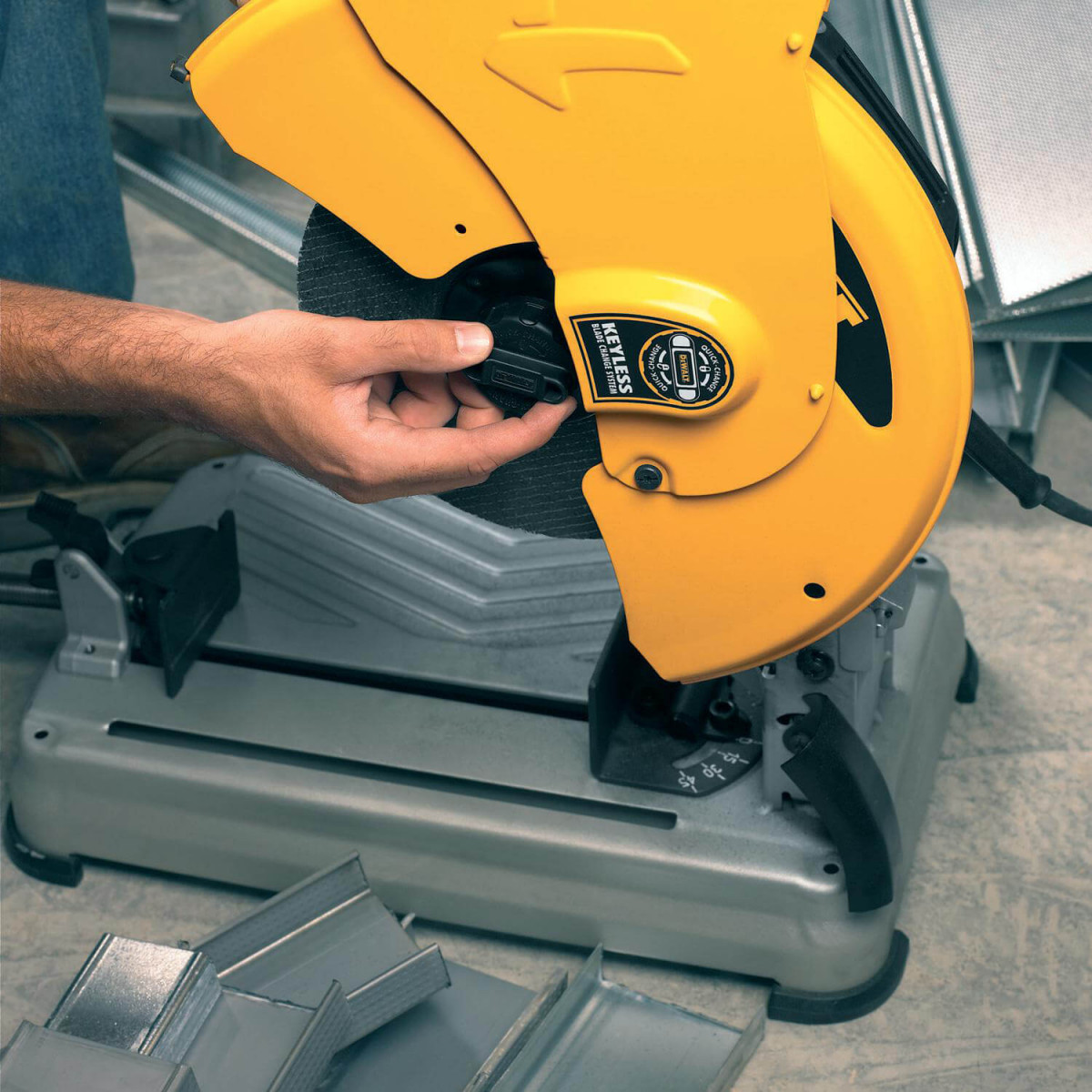 Пила монтажна мережева DeWALT 2200Вт, 350 мм (D28715) Пила монтажна мережева DeWALT 2200Вт, 350 мм (D28715)
