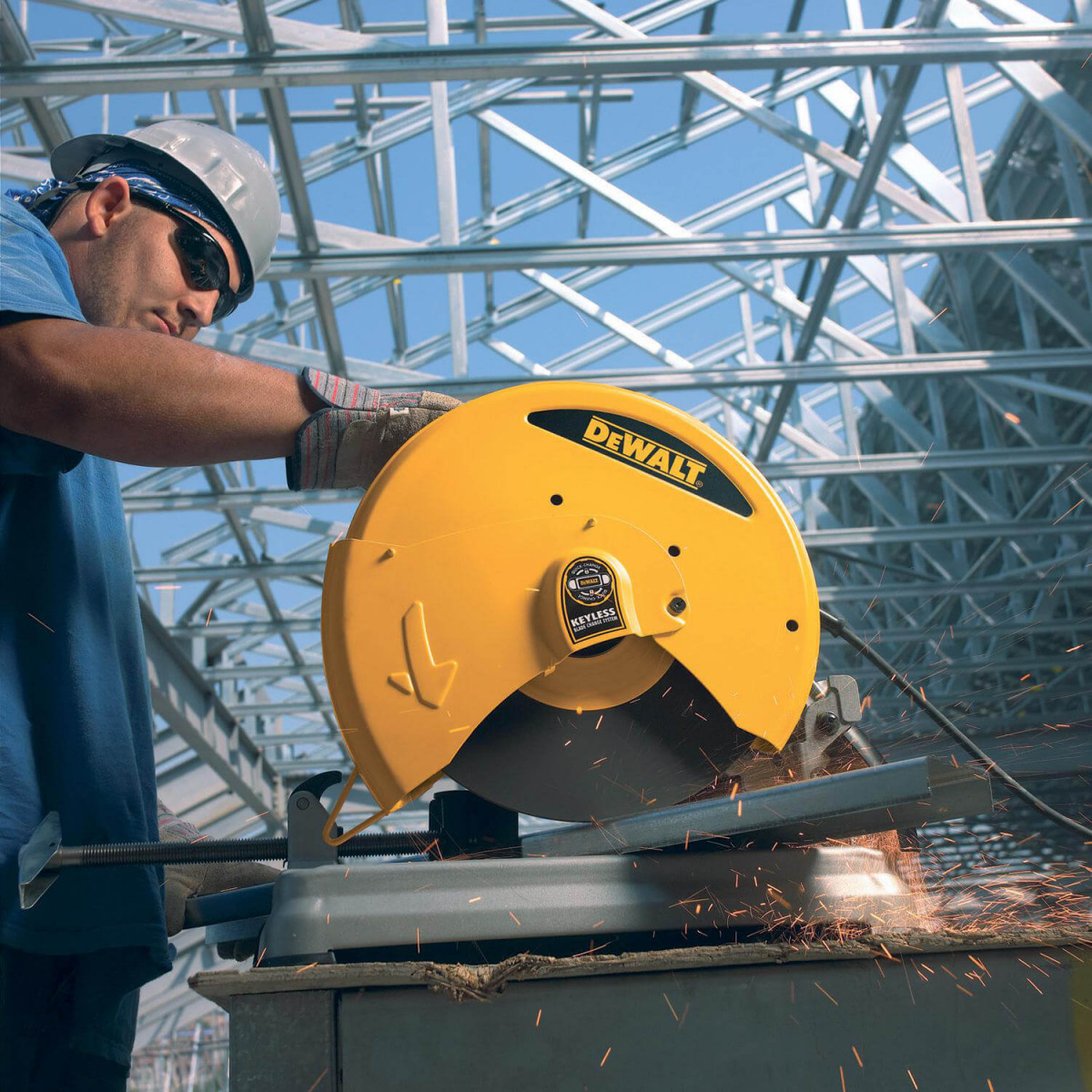 Пила монтажна мережева DeWALT 2200Вт, 350 мм (D28715) Пила монтажна мережева DeWALT 2200Вт, 350 мм (D28715)
