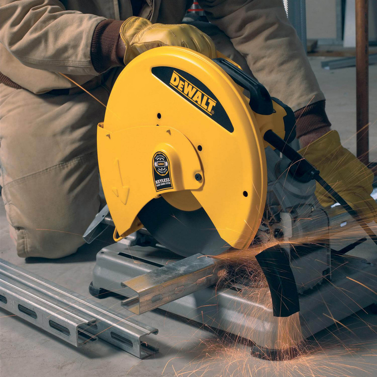 Пила монтажна мережева DeWALT 2200Вт, 350 мм (D28715) Пила монтажна мережева DeWALT 2200Вт, 350 мм (D28715)
