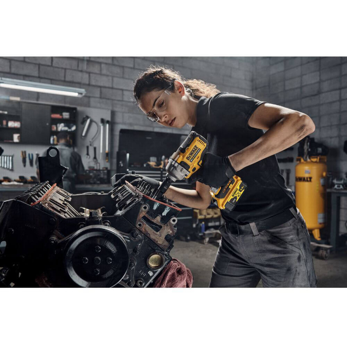 Гайкокрут ударный аккумуляторный бесщеточный DeWALT 1084 Нм (DCF892NT) Гайкокрут ударный аккумуляторный бесщеточный DeWALT 1084 Нм (DCF892NT)