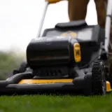 Газонокосилка аккумуляторная самоходная бесщёточная DeWALT DCMWSP156W2