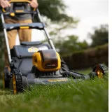 Газонокосилка аккумуляторная самоходная бесщёточная DeWALT DCMWSP550N