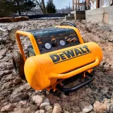 Компресор повітряний DeWALT 17 л, 2,5 к.с., 1800 Вт, 2 виходи (DPC17PS)