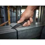 Нож MILWAUKEE HARDLINE выкидной с зазубренным лезвием, 75 мм (48221998)