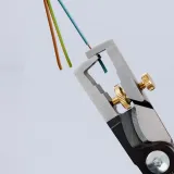 Кліщі Knipex з накатаною головкою та контргайкою для видалення ізоляції, з різаком StriX (13 62 180)