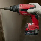 Аккумуляторный шуруповерт для гипсокартона MILWAUKEE M18 FSGC-202X FUEL (4933459199)