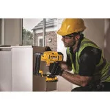 Степлер скобозабивной аккумуляторный бесщёточный DeWALT, 18 В, крепёж 12 - 38 мм (DCN681D2)