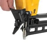 Пістолет цвяхозабивний акумуляторний безщітковий DeWALT, 18 В, кріплення 32-64 мм, магазин 110 шт. (DCN662D2)