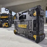 Зарядний пристрій-радіоприймач DeWALT (DWST1-81078)